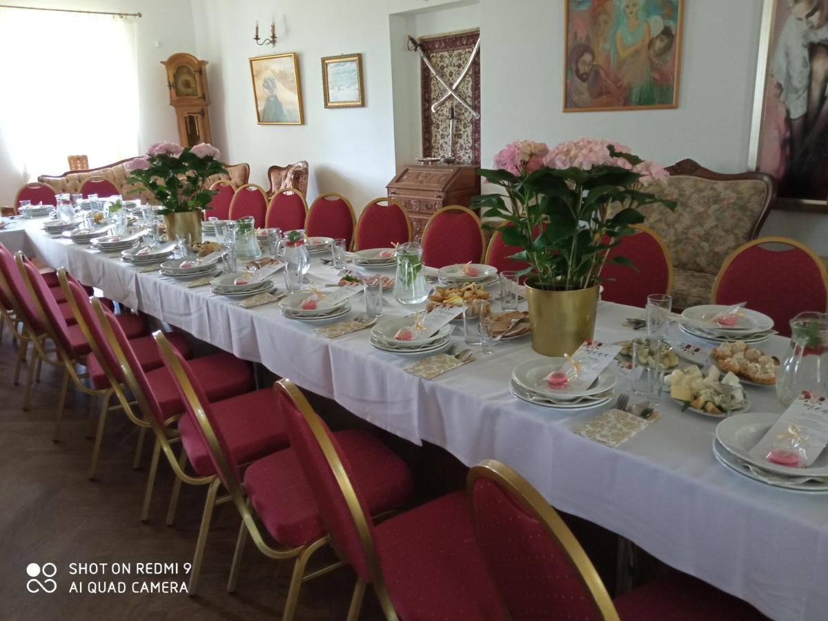 Dwor Strzyzew Bed & Breakfast Zelazowa Wola Dış mekan fotoğraf