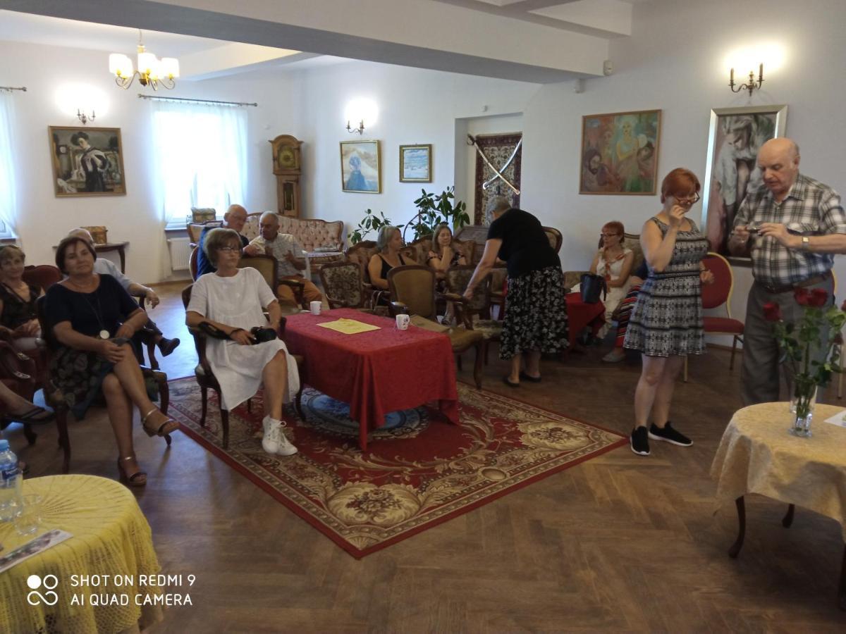 Dwor Strzyzew Bed & Breakfast Zelazowa Wola Dış mekan fotoğraf