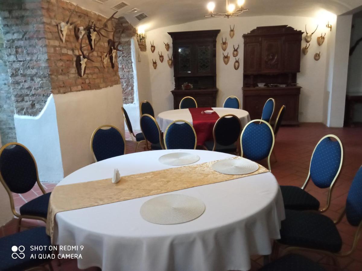 Dwor Strzyzew Bed & Breakfast Zelazowa Wola Dış mekan fotoğraf
