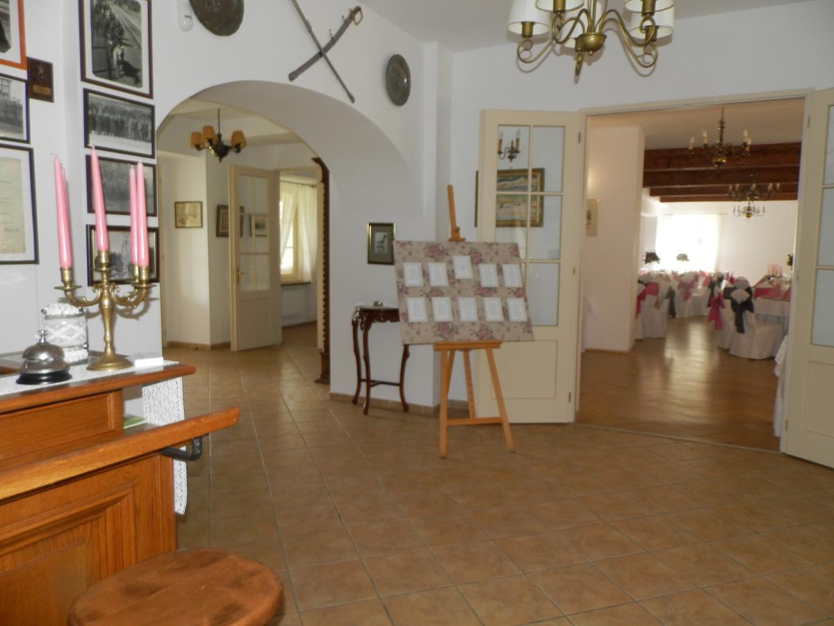 Dwor Strzyzew Bed & Breakfast Zelazowa Wola Dış mekan fotoğraf