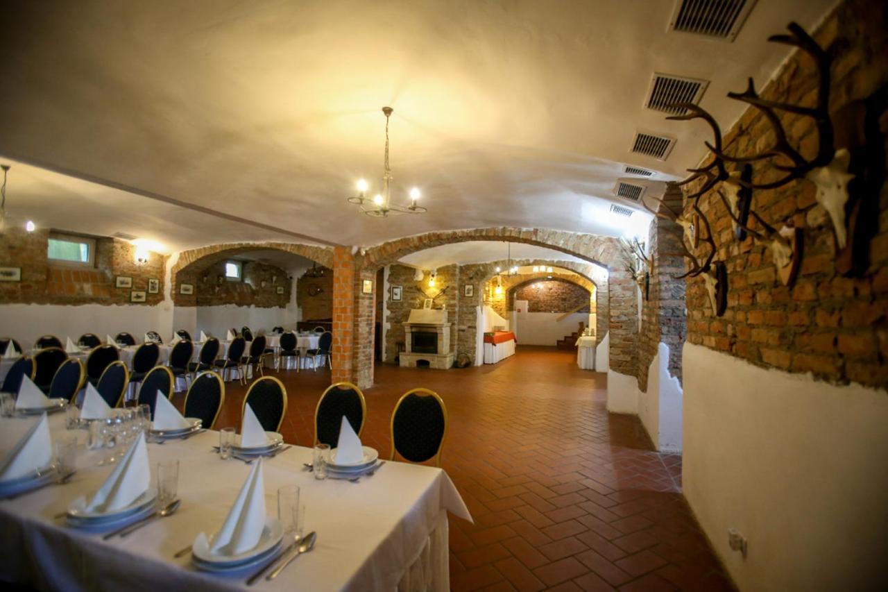 Dwor Strzyzew Bed & Breakfast Zelazowa Wola Dış mekan fotoğraf