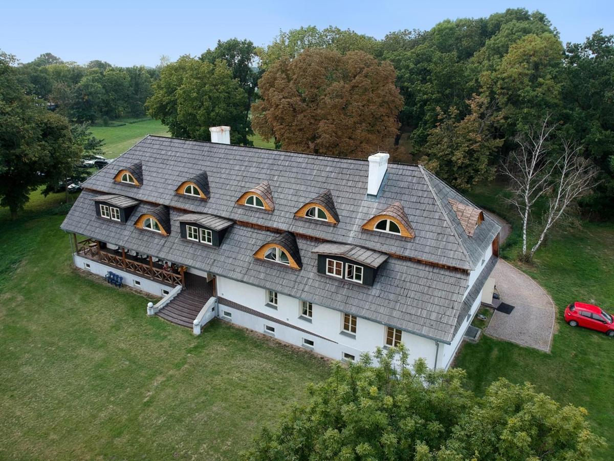 Dwor Strzyzew Bed & Breakfast Zelazowa Wola Dış mekan fotoğraf