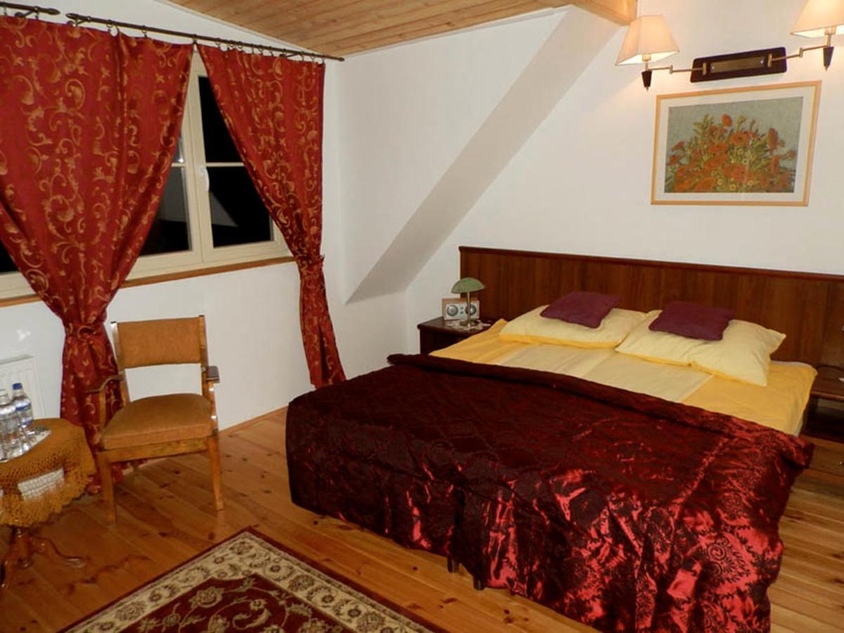 Dwor Strzyzew Bed & Breakfast Zelazowa Wola Dış mekan fotoğraf